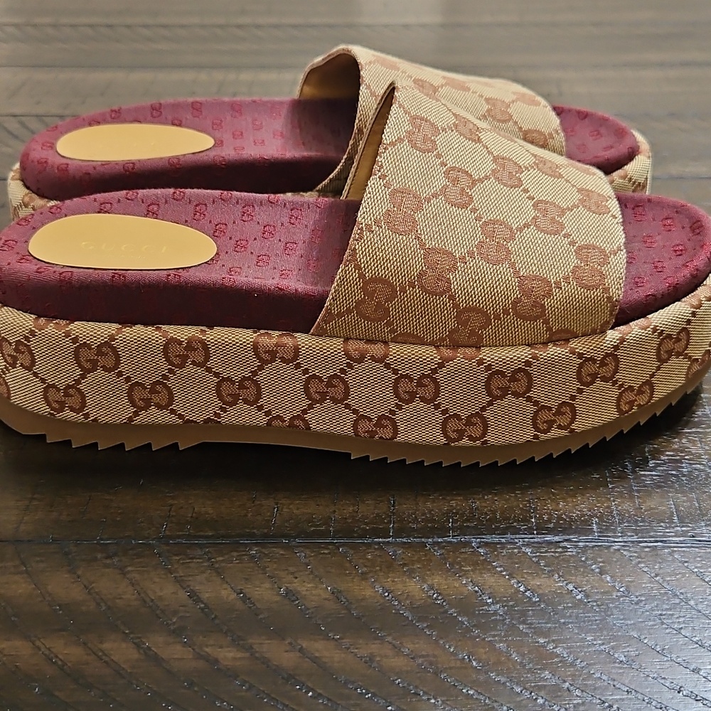 NWOT Gucci Beige Monogram Platform Slides with Burgundy Footbed - Picture 3 of 5